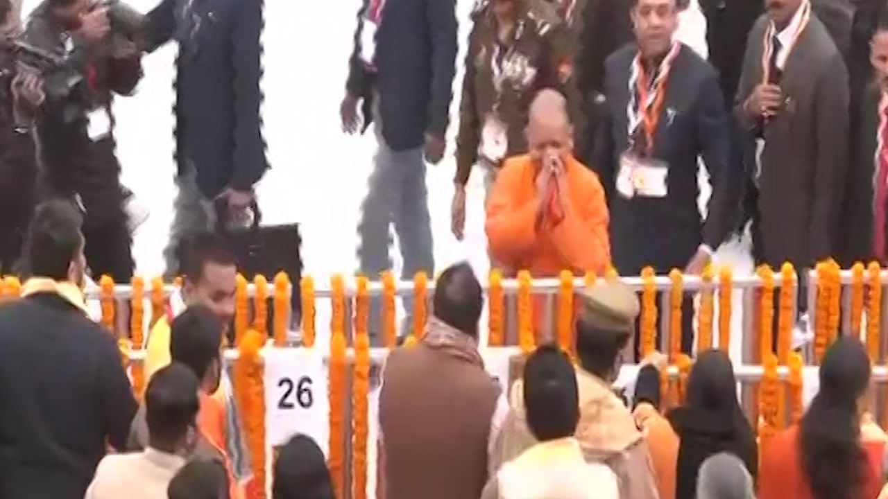 राम मंदिराच्या उद्घाटनाच्या सोहळ्याला देशभरातून लोक आले आहेत. या लोकांचं उत्तर प्रदेशचे मुख्यमंत्री योगी आदित्यनाथ यांनी स्वागत केलं. काही वेळा आधी मंदिर परिसरात येत योगी आदित्यनाथ यांनी उपस्थितीतांचं स्वागत केलं. 