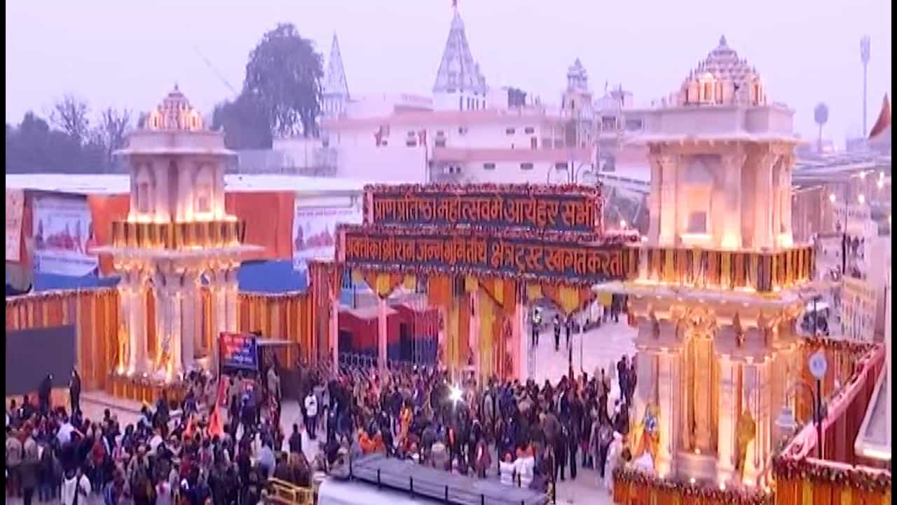 अयोध्या | 22 जानेवारी 2024 : आज राम मंदिराचं उद्घाटन होत आहे. त्यासाठी अयोध्यानगरी सजली आहे. असंख्य राम भक्त अयोध्येत दाखल झाले आहेत. अवघी अयोध्यानगरी राममय झाली आहे.
