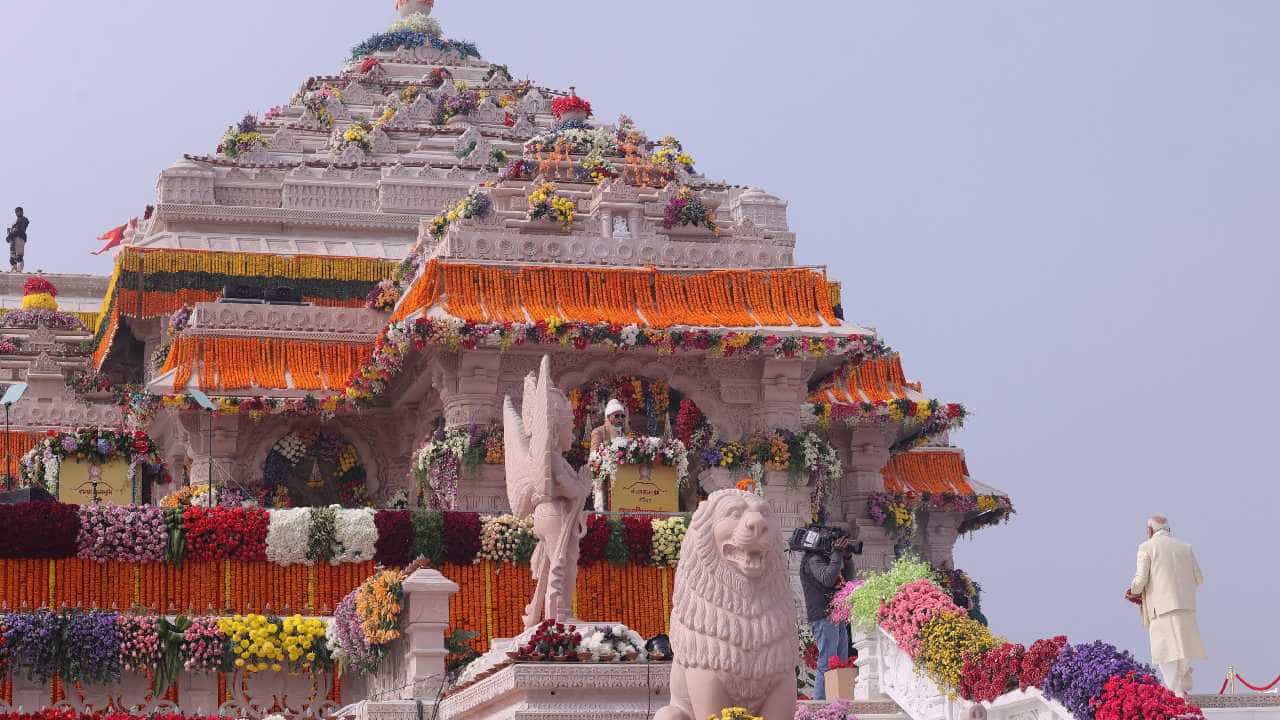 अयोध्या नगरीत आज उत्साहाचं वातावरण आहे. कारण राम मंदिराचं आज उद्घाटन होत आहे. त्यासाठी हजारो रामभक्त अयोध्येत दाखल झालेत.