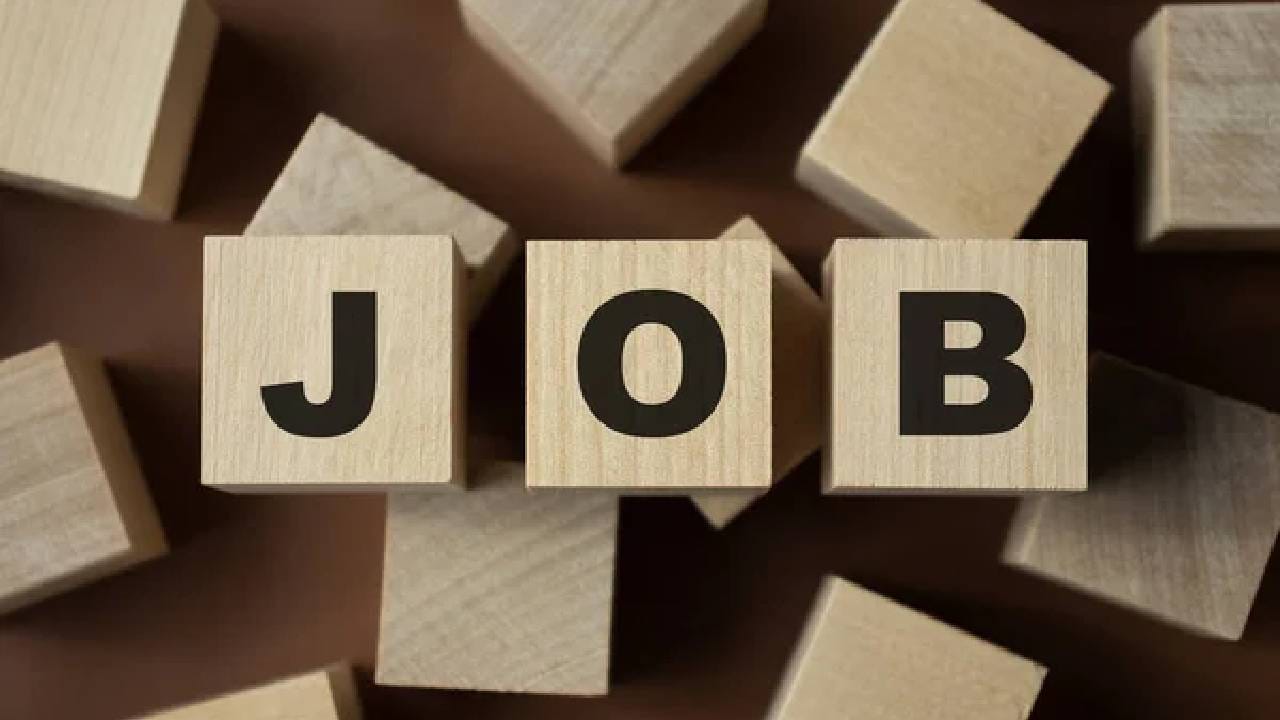 या भरती प्रक्रियेसाठी दहावी पास उमेदवार हे अर्ज करू शकतात. 18 ते 26 वयाचे उमेदवार या भरती प्रक्रियेसाठी आरामात अर्ज करू शकतात.