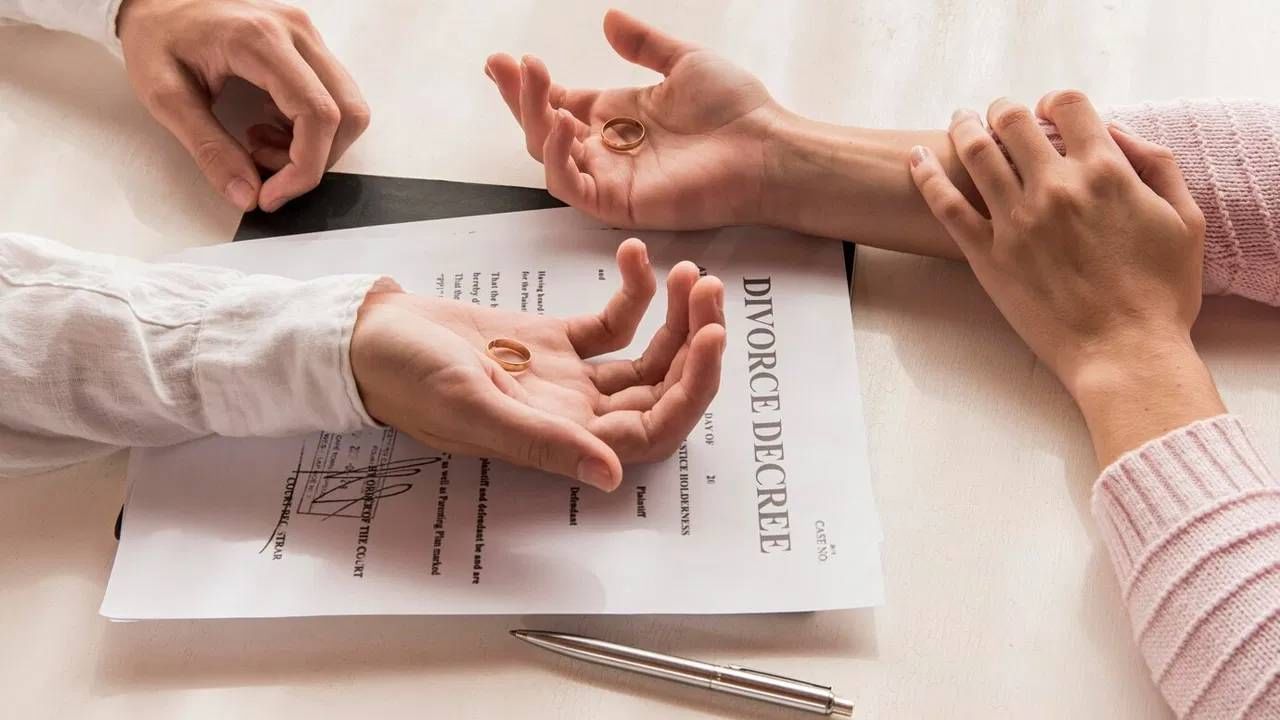 Divorce case | बायको शरीरसंबंध ठेवत नसेल, तर नवऱ्याला घटस्फोट घेण्याचा अधिकार आहे का? हाय कोर्टाने दिलं उत्तर Divorce case | बायको शरीरसंबंध ठेवत नसेल, तर नवऱ्याला घटस्फोट घेण्याचा अधिकार आहे का? हाय कोर्टाने दिलं उत्तर