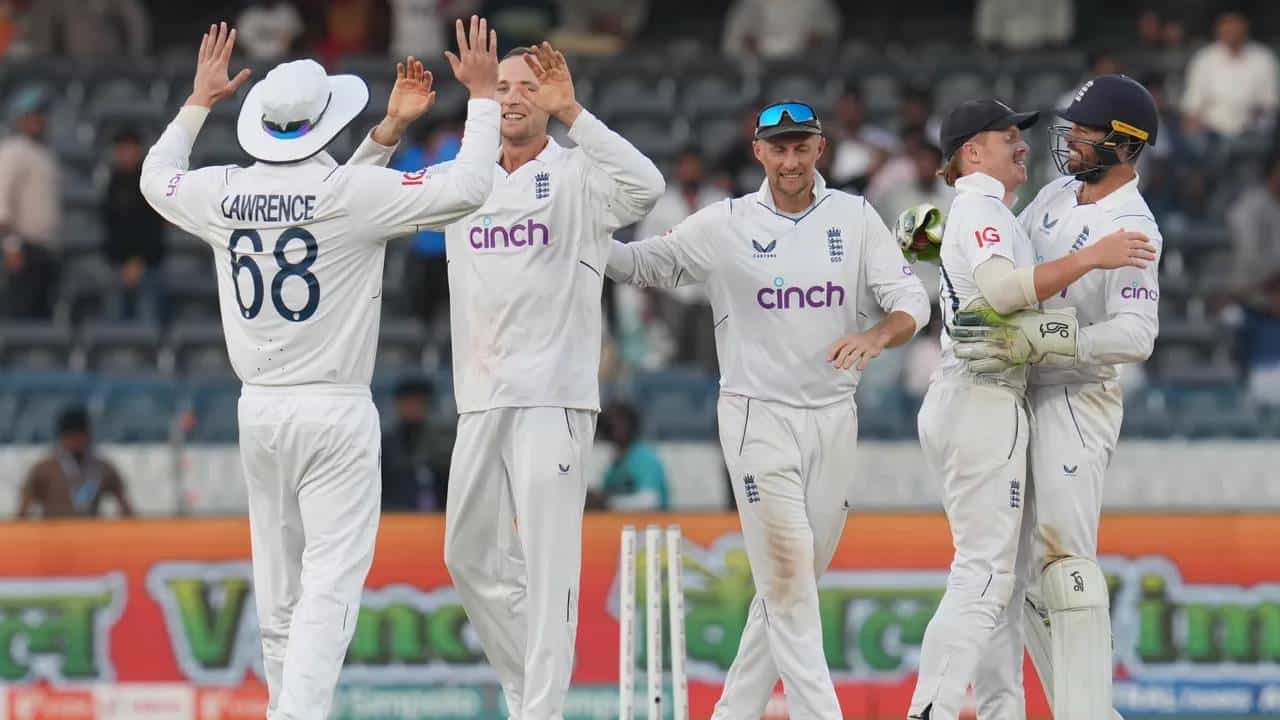 पाच सामन्यांच्या कसोटी मालिकेत इंग्लंडने 1-0 ने आघाडी घेतली आहे. त्यामुळे टीम इंडियावर दुसरा सामना जिंकून बरोबरी साधण्याचं दडपण असेल. तसेच वर्ल्ड टेस्ट चॅम्पियनशिपमध्ये विजयी टक्केवारी सुधरवण्यासाठी उर्वरित चार सामने जिंकावे लागतील. असं असलं तरी भारताच्या काही चुकांमुळे पहिला सामना गमवण्याची वेळ आली. पाच चुका टीम इंडियाच्या पराभवासाठी कारणीभूत ठरल्या.