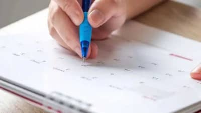 वडिलांचे अंत्यसंस्कार थांबवून मुलाने दिला स्पर्धापरीक्षेचा कठीण इंटरव्ह्यू; रँक पाहून सर्वजण थक्क!