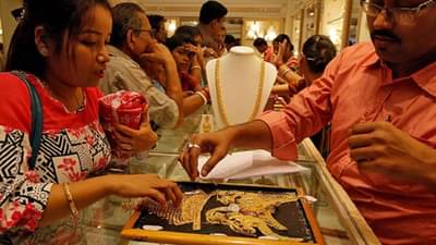 Gold Silver Rate Today : सोने-चांदीची स्वस्ताईची हॅटट्रिक, खरेदीची करा लगबग