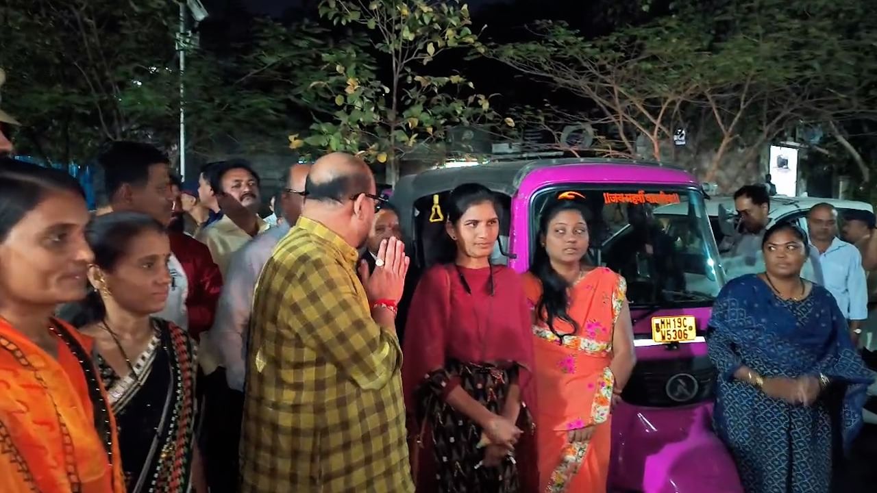 मंत्री गुलाबराव पाटील यांनी गुलाबी र‍िक्षा चालक 7 महिलांना तिळगूळ वाटप केलं आणि त्यांना मकरसंक्रातीच्या शुभेच्छा दिल्या. 