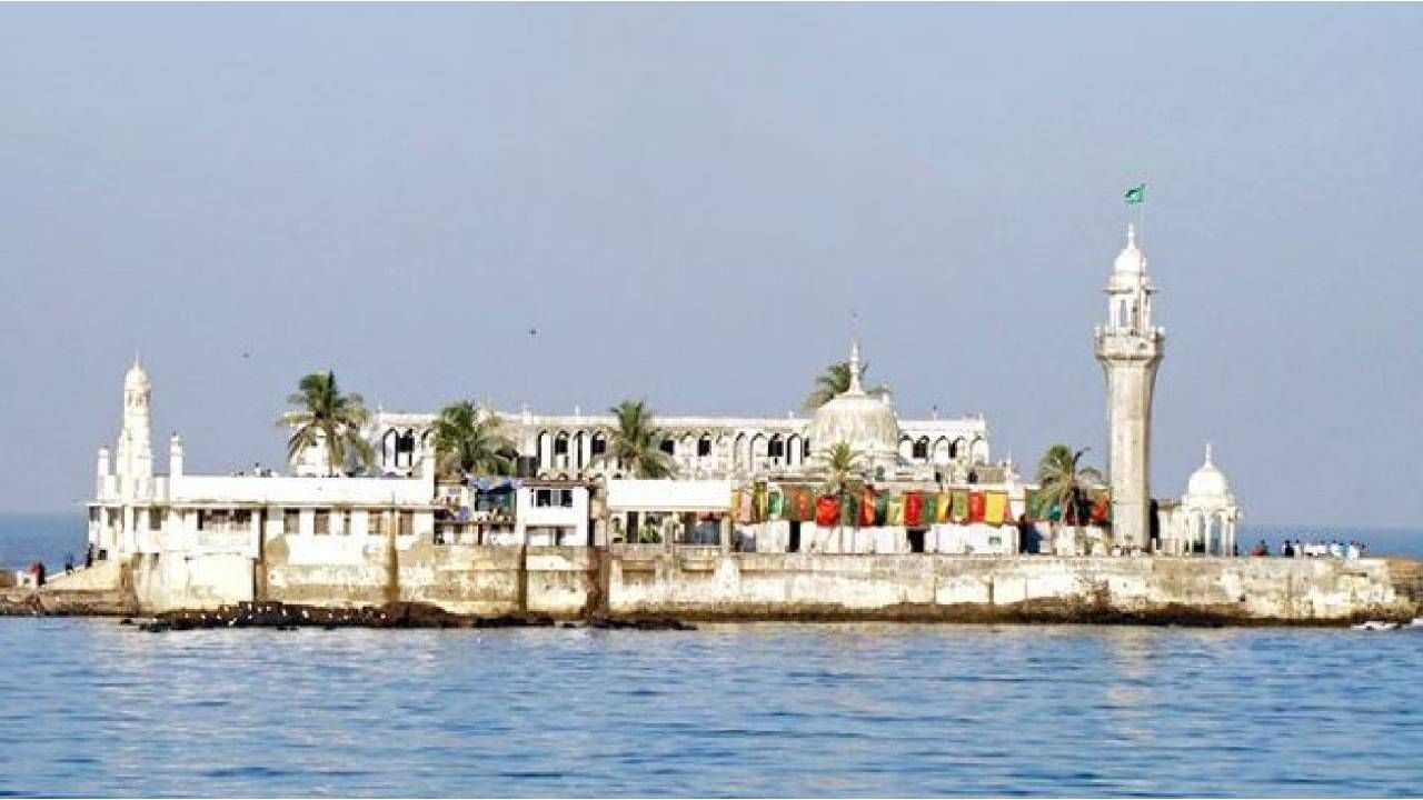 समुद्राच्या मधोमध आहे हा दर्गा, न डुबण्यामागे आहे हे रहस्य समुद्राच्या मधोमध आहे हा दर्गा, न डुबण्यामागे आहे हे रहस्य