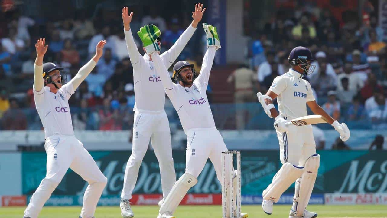 पाच सामन्यांच्या मालिकेत इंग्लंडने 1-0 ने आघाडी घेतल्यावर टीम इंडियाचे धाबे दणाणले आहेत. असं असताना अष्टपैलू रवींद्र जडेजा दुखापतग्रस्त झाला आहे. त्यामुळे दुसऱ्या कसोटी सामन्यात खेळणार नाही. त्यामुळे त्याची जागा नेमकं कोण भरून काढणार हा प्रश्न आहे. या जागेसाठी तीन जणांच्या नावाची चर्चा आहे.