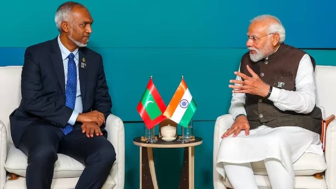 Boycott Maldives | खवळलेल्या भारताची डायरेक्ट Action, मालदीवचे हाय कमिशनर परराष्ट्र मंत्रालयाच्या ऑफिसमध्ये Boycott Maldives | खवळलेल्या भारताची डायरेक्ट Action, मालदीवचे हाय कमिशनर परराष्ट्र मंत्रालयाच्या ऑफिसमध्ये