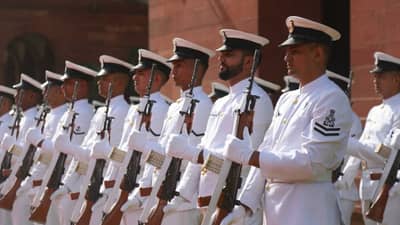 भारतीय नौदलात अधिकारी व्हायचे आहे? 12वी पास उमेदवारांसाठी मोठी संधी, लगेचच करा अर्ज