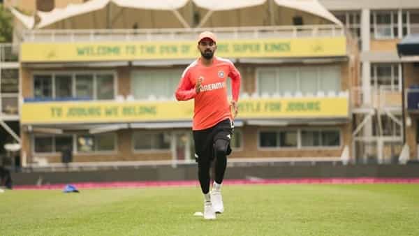 भारत इंग्लंड यांच्यातील पहिला कसोटी सामना हैदराबादच्या राजीव गांधी स्टेडियममध्ये सुरु आहे. नाणेफेकीचा कौल इंग्लंडच्या बाजूने लागला आणि प्रथम फलंदाजीचा निर्णय घेतला. या सामन्यात केएल राहुलच्या नावावर एका विक्रमाची नोंद झाली आहे.