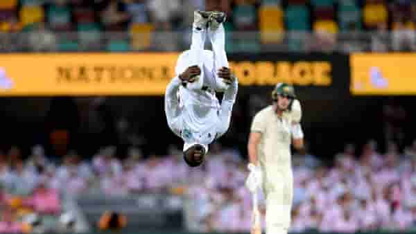 AUS vs WI : विकेट घेतल्यानंतर वेस्ट इंडिजच्या गोलंदाजाने मारल्या भन्नाट उड्या, Watch Video