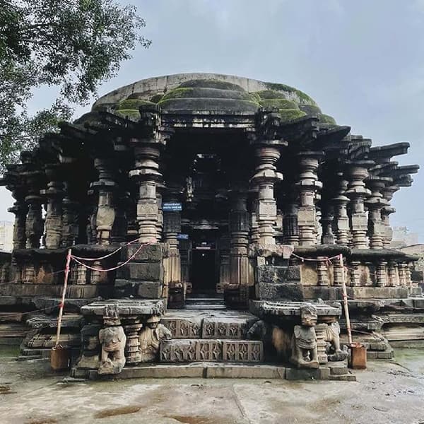भारतातील असंख्य मंदिरांमध्ये स्थापत्यशास्त्राचे अप्रतिम नमुने पहायला मिळतात. हजारो वर्षांपूर्वी बांधकाम केलेल्या लेण्या, मंदिरं आजही डौलानं उभी असल्याचं दिसून येतं. कोल्हापुरातील शिरोळ तालुक्यात असलेल्या खिद्रापूर गावातील कोपेश्वर मंदिरसुद्धा अशाच स्थापत्यकलेचा अप्रतिम नमुना आहे.