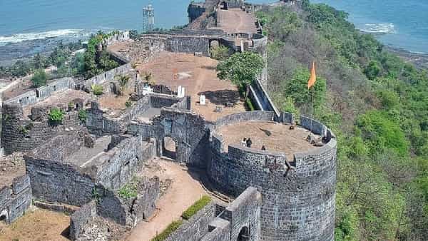 तुम्ही अलिबागला अनेकदा फिरायला गेला असाल. वर्सोली, नागाव, अलिबागचा समुद्रकिनारा, अलिबागचा किल्ला ही ठिकाणं तुम्ही पाहिली असतील. मात्र अलिबागमध्येच असलेला कोर्लई नावाचा किल्ला फार कमी लोकांना माहीत असेल. या किल्ल्याच्या पायथ्याशी कोर्लई गाव वसलेलं असल्याने त्याच गावावरून गडाला कोर्लई किल्ला असं नाव पडलं असावं.