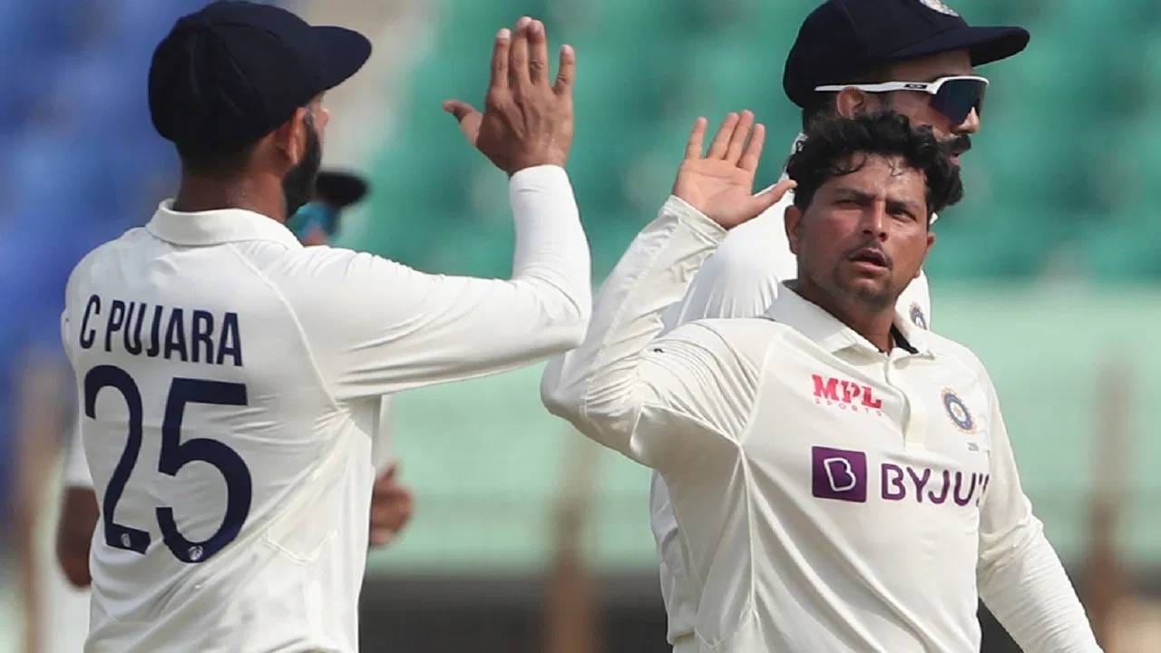 कुलदीप यादव: टीम इंडियासाठी 8 कसोटी सामने खेळलेल्या कुलदीप यादवने एकूण 34 बळी घेतले आहेत. तसेच त्याला 9 डावात खेळण्याची संधी मिळाली असून 94 धावा केल्या आहेत. टीम इंडियाला फक्त फिरकीपटू मैदानात उतरवायचा असेल, तर कुलदीप यादवला पहिली पसंती मिळेल.