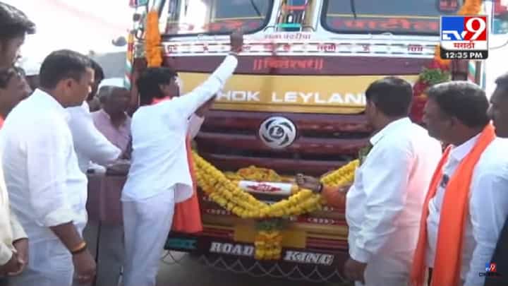 नारळ फोडला... चला मुंबईला; अंतरवलीत पहिला ट्रक दाखल; मनोज जरांगे बनले ड्रायव्हर नारळ फोडला... चला मुंबईला; अंतरवलीत पहिला ट्रक दाखल; मनोज जरांगे बनले ड्रायव्हर