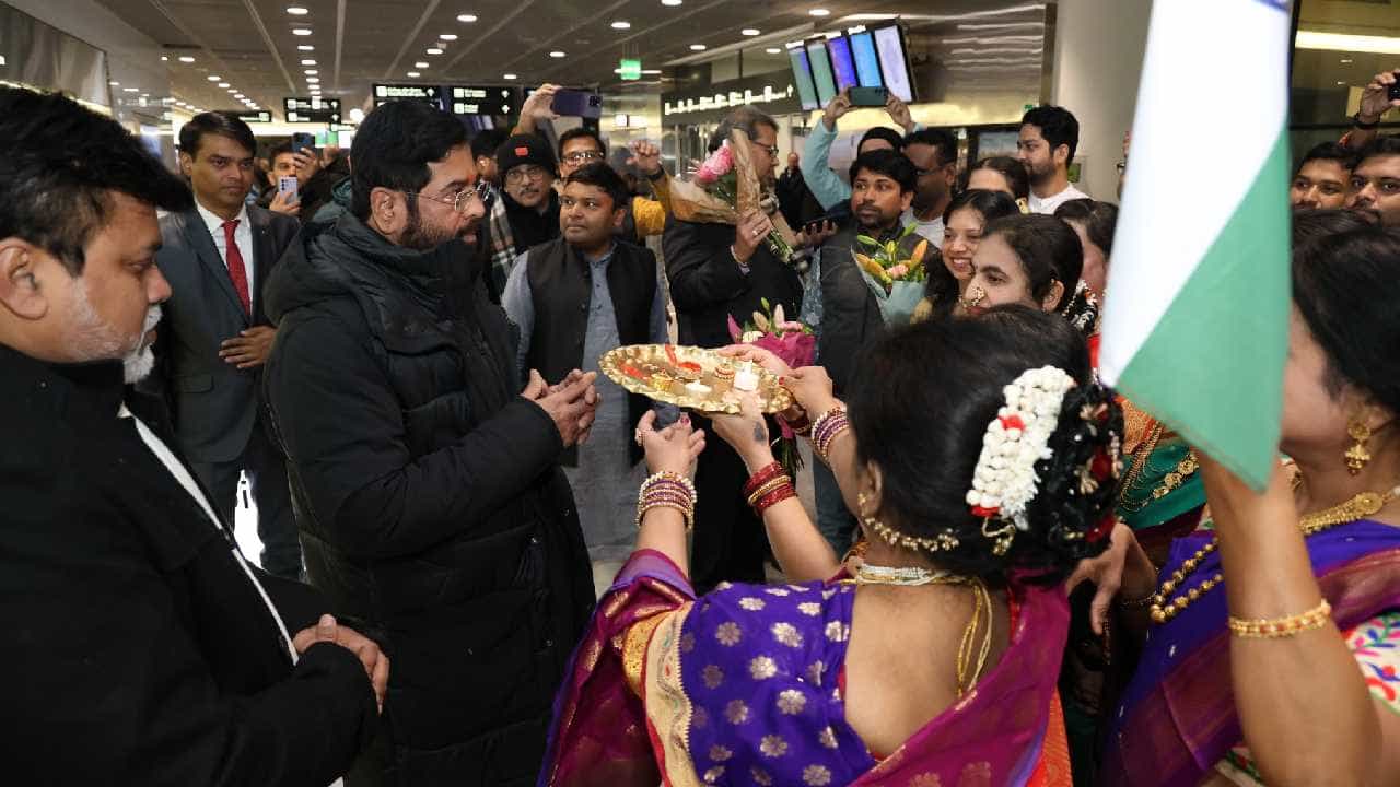 स्वित्झर्लंडमधील दावोस शहरात जागतिक आर्थिक परिषद होत आहे. यासाठी भारताकडून महत्वाचे नेते उपस्थित आहेत. महाराष्ट्राचं शिष्टमंडळही दावोसमध्ये पोहोचलं आहे. मुख्यमंत्री एकनाथ शिंदे यांच्यासोबत महाराष्ट्राचं शिष्टमंडळ दावोसंध्ये झालं. यावेळी बृहन महाराष्ट्र मंडळाने त्यांचं स्वागत केलं.