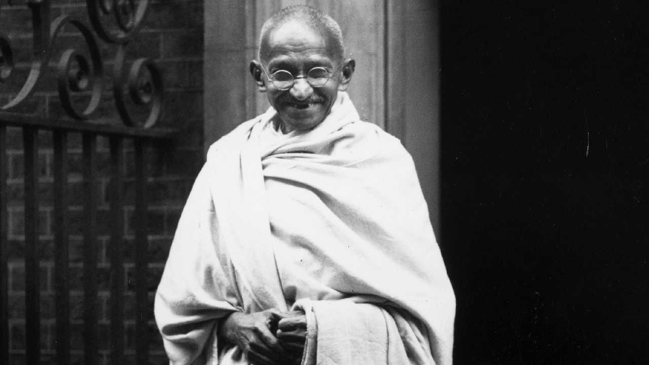 जगाला सत्य, अहिंसा आणि शांतीचा मार्ग दाखवणारे राष्ट्रपिता महात्मा गांधी यांची आज पुण्यतिथी... महात्मा गांधी यांच्या विचारांना, त्यांच्या तत्वांना आज अनेकजण अभिवादन करत आहेत. देशभरातून त्यांना नमन केलं जातंय. 