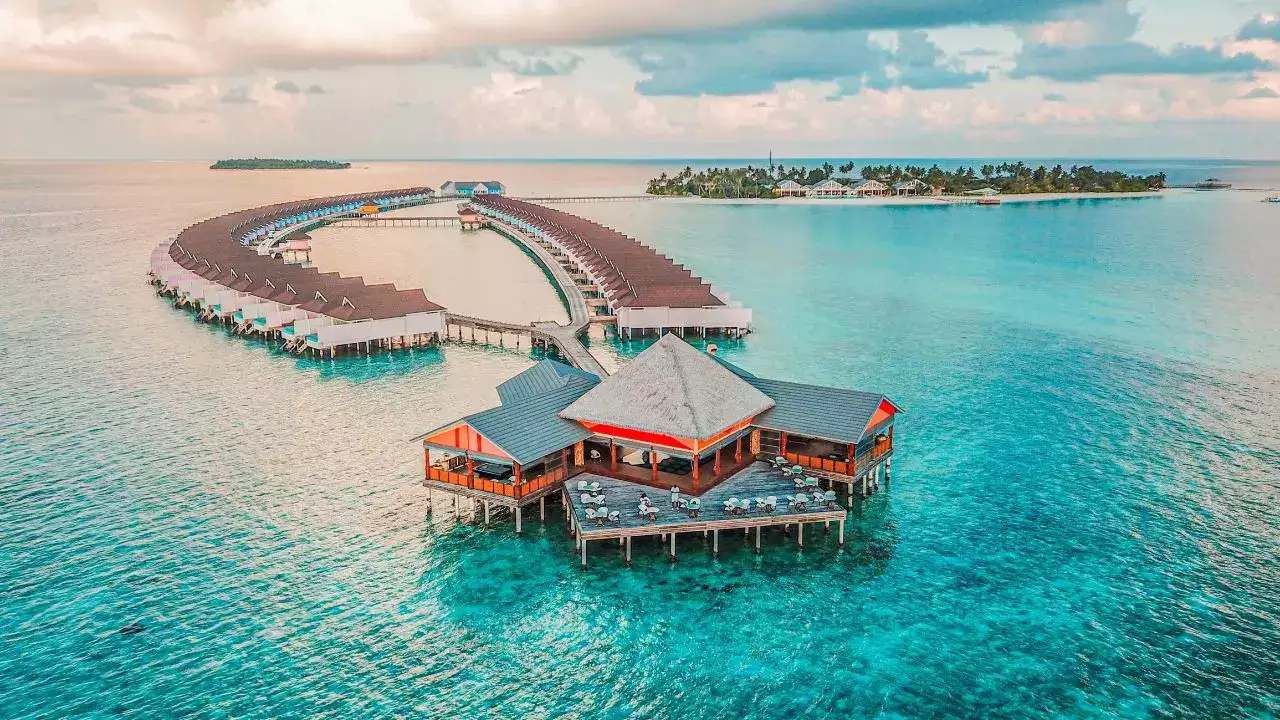 मालदीवला भारताशी पंगा घेणे चांगलेच महागात पडले आहे. आता मालदीवच्या पर्यटन मंत्रालयकडून डाटा समोर आला आहे. त्यानुसार भारतातून मालदीवमध्ये जाणाऱ्या पर्यंटकांची संख्या मागील वर्षांपेक्षा 33 टक्क्यांनी कमी झाली आहे. 