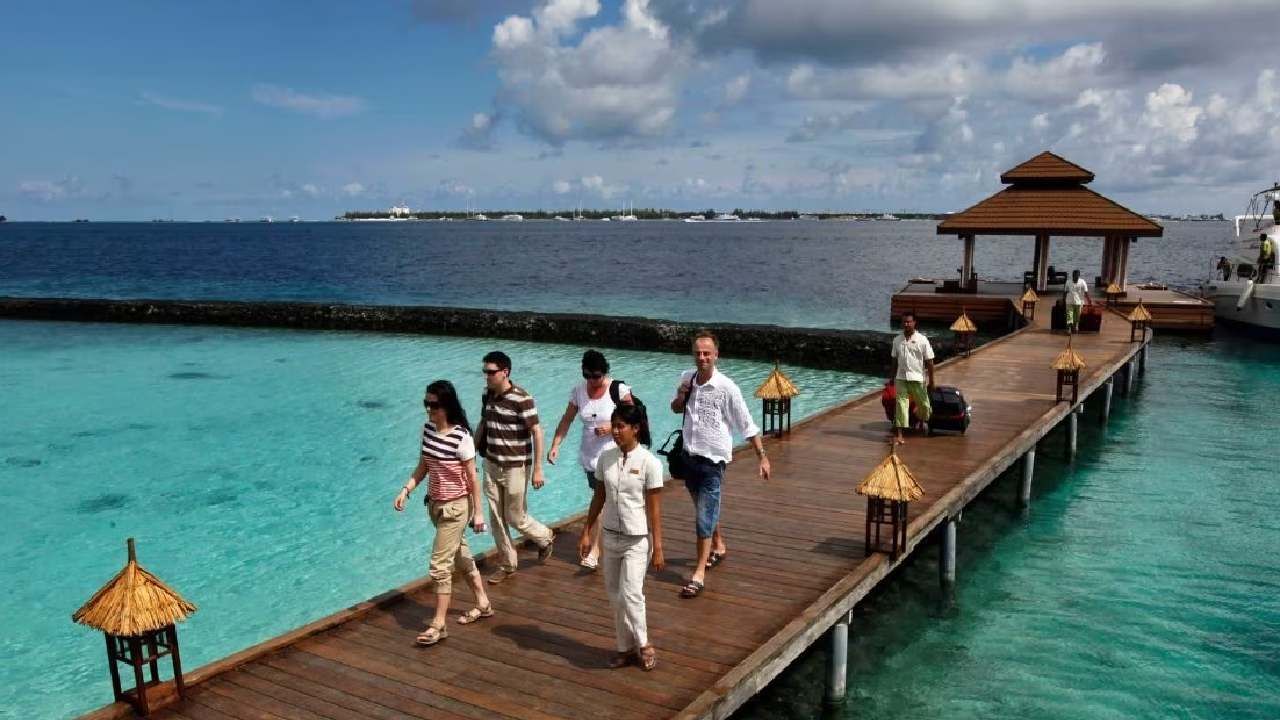 मालदीवच्या पर्यटकांच्या संख्येत आतापर्यंत अग्रस्थानी होता. मात्र बॉयकॉटच्या मोहिमेनंतर भारत दुसऱ्या किंवा तिसऱ्या नव्हे तर थेट पाचव्या स्थानावर पोहोचला आहे. तर पर्यटकांची संख्या वाढवल्यानंतरही चीन अद्याप तिसऱ्या स्थानावरच आहे. सोमवारी मालदीवच्या पर्यटन मंत्रालयाकडून हे आकडे जाहीर करण्यात आले आहेत. 
