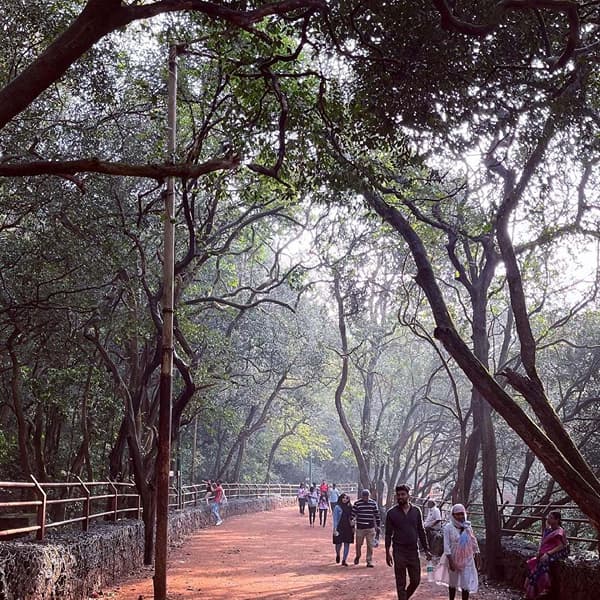 महाराष्ट्रातील पश्चिम घाटाच्या सह्याद्रीच्या डोंगररांगेत स्थित असलेलं एक लहान ऑफबीट हिल स्टेशन म्हणजे माथेरान. ठाणे जिल्ह्याचे तत्कालीन जिल्हाधिकारी ह्यूग मालेट यांनी 1850 साली हे ठिकाण विकसित केलं होतं. याठिकाणी मुंबई आणि पुण्यातील पर्यटक वीकेंड ट्रिपसाठी आवर्जून येतात.