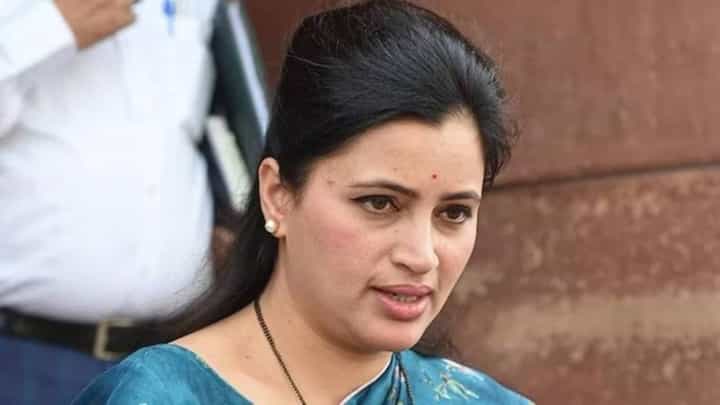 नवनीत राणा यांच्या जीवाला धोका, व्हॉटसअपवर एक क्लिप पाठवून दिली धमकी अन्... नवनीत राणा यांच्या जीवाला धोका, व्हॉटसअपवर एक क्लिप पाठवून दिली धमकी अन्...