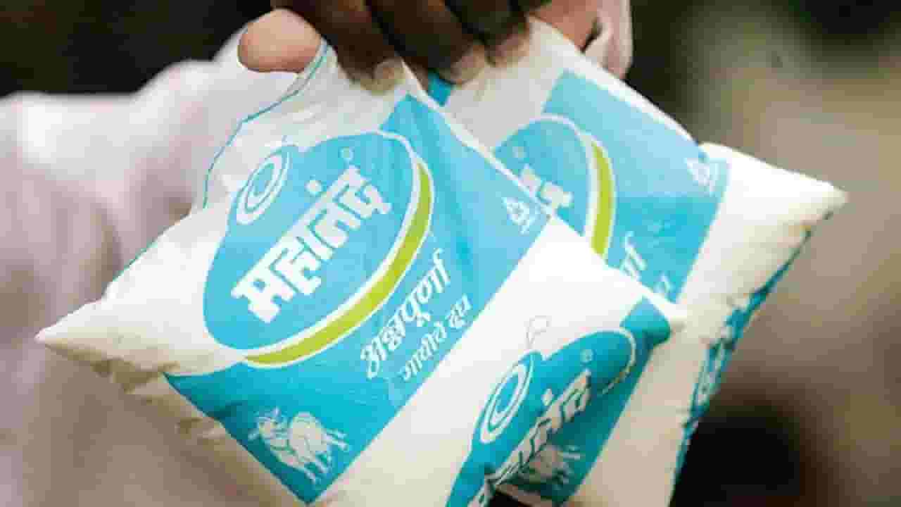 महाराष्ट्राच्या 'महानंद'ची ओळख पुसली जाणार? 'महानंद'चा कारभार गुजरातमधून चालणार? महाराष्ट्राच्या 'महानंद'ची ओळख पुसली जाणार? 'महानंद'चा कारभार गुजरातमधून चालणार?