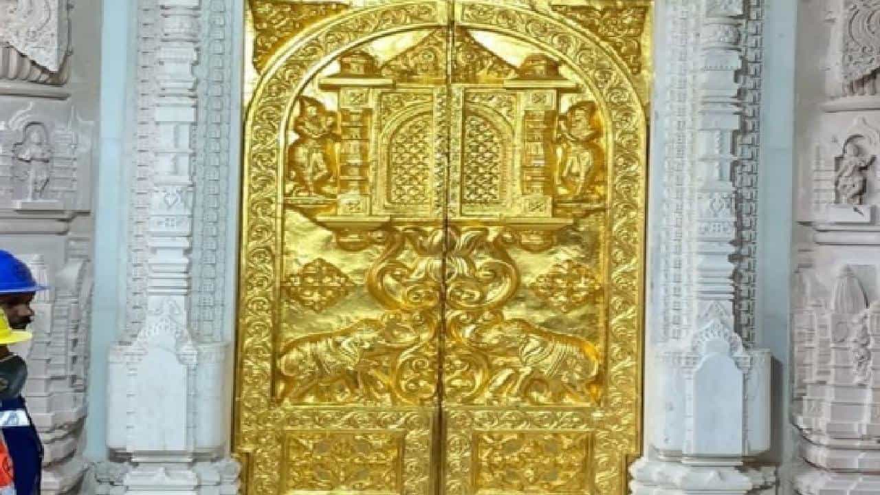 Ayodhya Ram Mandir : राम मंदिराच्या गर्भगृहाला सुवर्णद्वार! 3 दिवसात बसवले जाणार 'इतके' सोन्याचे दरवाजे