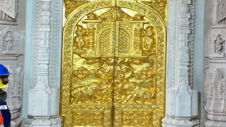 Ayodhya Ram Mandir : राम मंदिराच्या गर्भगृहाला सुवर्णद्वार! 3 दिवसात बसवले जाणार 'इतके' सोन्याचे दरवाजे Ayodhya Ram Mandir : राम मंदिराच्या गर्भगृहाला सुवर्णद्वार! 3 दिवसात बसवले जाणार 'इतके' सोन्याचे दरवाजे