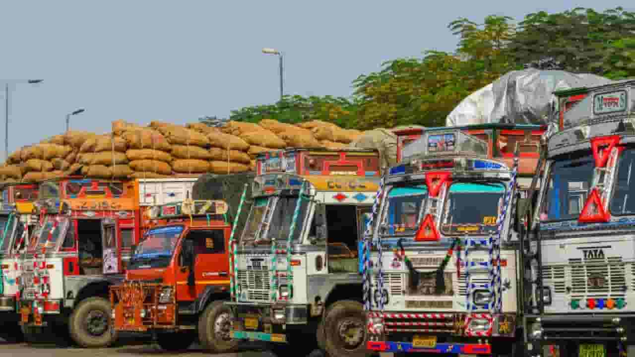 केंद्राकडून वाहन कायद्यात बदल अन् ट्रक ड्रायव्हर थेट उतरले रस्त्यावर, काय आहे नवा हिट अँड रन कायदा? केंद्राकडून वाहन कायद्यात बदल अन् ट्रक ड्रायव्हर थेट उतरले रस्त्यावर, काय आहे नवा हिट अँड रन कायदा?