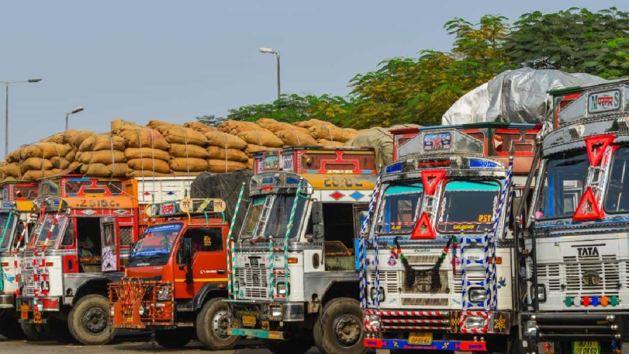 केंद्राकडून वाहन कायद्यात बदल अन् ट्रक ड्रायव्हर थेट उतरले रस्त्यावर, काय आहे नवा हिट अँड रन कायदा? केंद्राकडून वाहन कायद्यात बदल अन् ट्रक ड्रायव्हर थेट उतरले रस्त्यावर, काय आहे नवा हिट अँड रन कायदा?