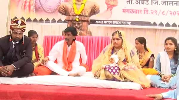 संजय सरोदे, प्रतिनिधी-टीव्ही 9, अंतरवाली सराटी, जालना | 01 जानेवारी 2024 : मराठा आरक्षणाच्या प्रश्नासाठी मराठा आंदोलक मनोज जरांगे पाटील लढा देत आहेत. आरक्षणाची मागणी त्यांनी लावून धरली आहे.