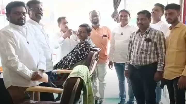 मराठा आरक्षणासाठी अनोखा संकल्प, आरक्षण जाहीर होताच केस कापले अन्... मराठा आरक्षणासाठी अनोखा संकल्प, आरक्षण जाहीर होताच केस कापले अन्...