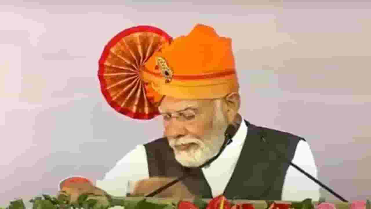 सोलापुरात भाषण करताना मोदींनी क्षणभर भाषण थांबवलं, आवंढा गिळला अन्...