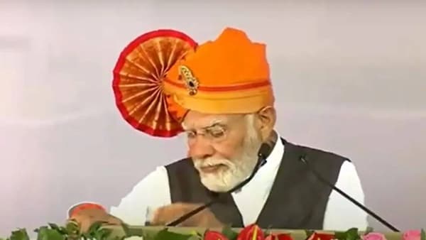 सोलापुरात भाषण करताना मोदींनी क्षणभर भाषण थांबवलं, आवंढा गिळला अन्…