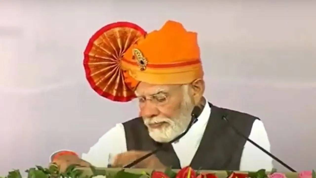 PM Narendra Modi | समोर विशाल जनसमुदाय, मोदींच्या डोळ्यात अश्रू, कंठ दाटला, सोलापुरात नेमकं काय घडलं?