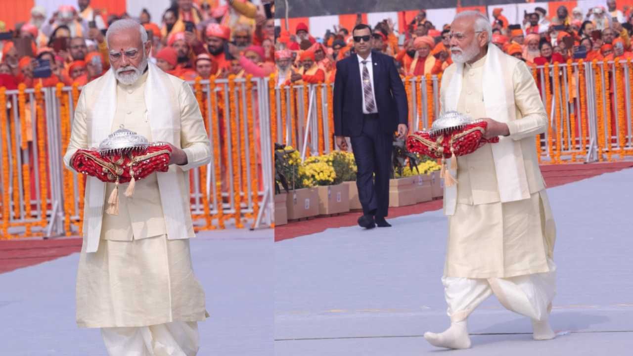 पंतप्रधान नरेंद्र मोदी राम मंदिरात पोहोचले तेव्हाचा हा फोटो... पारंपरिक वेशात नरेंद्र मोदी राम मंदिरात पोहोचले. 