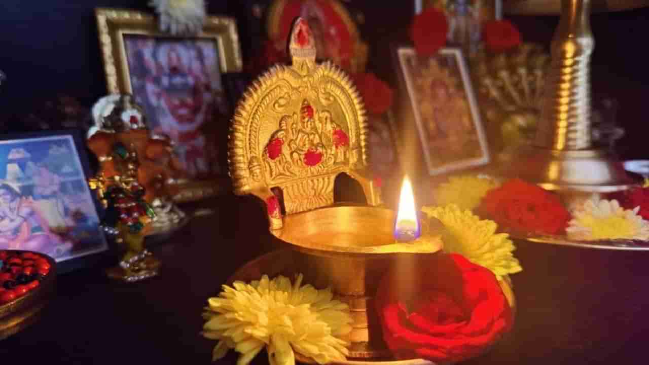 Puja Tips : पूजा करताना देवावरचे फुल पडणे शुभ की अशुभ? काय होतो याचा अर्थ?