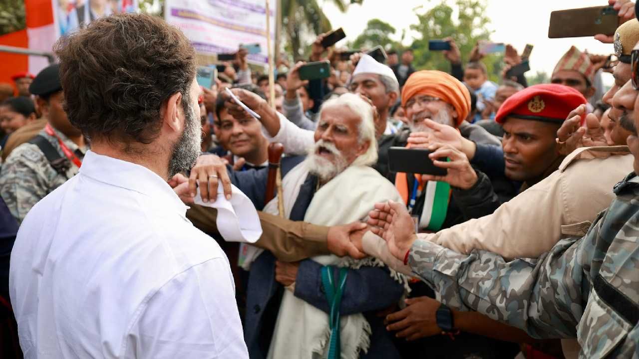 काँग्रेस नेते राहुल गांधी जनतेशी संवाद साधताना... स्थानिकांचे प्रश्न त्यांच्या अडचणी राहुल गांधी... भारत जोडो न्याय यात्रा सध्या आसाममधून प्रवास करते आहे. 