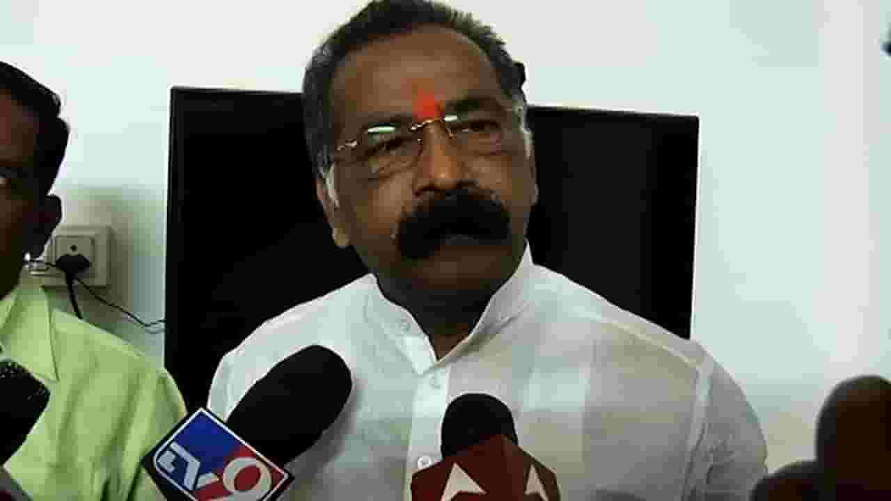 एसीबीच्या धाडीवर राजन साळवी थेट म्हणाले; चौकशी करा, धाडी टाका पण मी... एसीबीच्या धाडीवर राजन साळवी थेट म्हणाले; चौकशी करा, धाडी टाका पण मी...