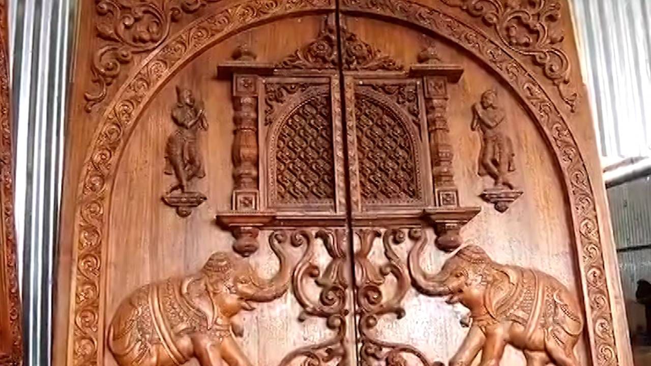 Ram Mandir Door : राम मंदिराच्या दारावर सुबक नक्षीकाम, अशी सुरू आहे कार्यक्रमाची तयारी Ram Mandir Door : राम मंदिराच्या दारावर सुबक नक्षीकाम, अशी सुरू आहे कार्यक्रमाची तयारी