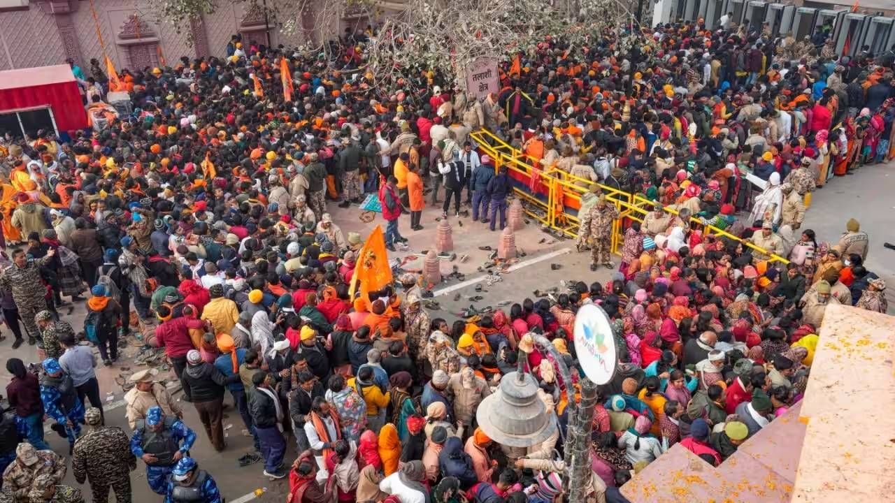 अशी गर्दी कुठेच झाली नसेल... रामलल्लाच्या दर्शनासाठी अयोध्येत भगव वादळ; पोलीसही म्हणाले, आज नका...