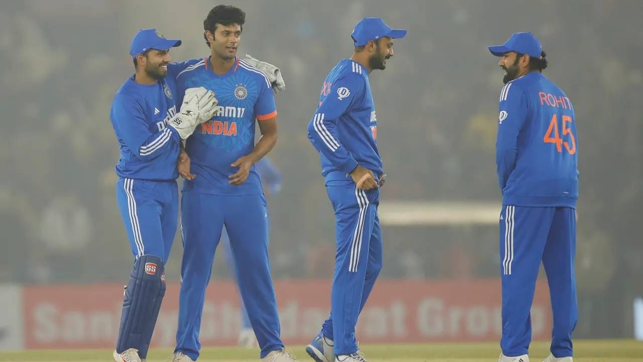 IND vs AFG : आयसीसीच्या नव्या नियमानंतर रोहित शर्माला पहिली वॉर्निंग, मुकेश कुमारला षटक सोपताना केली अशी चूक