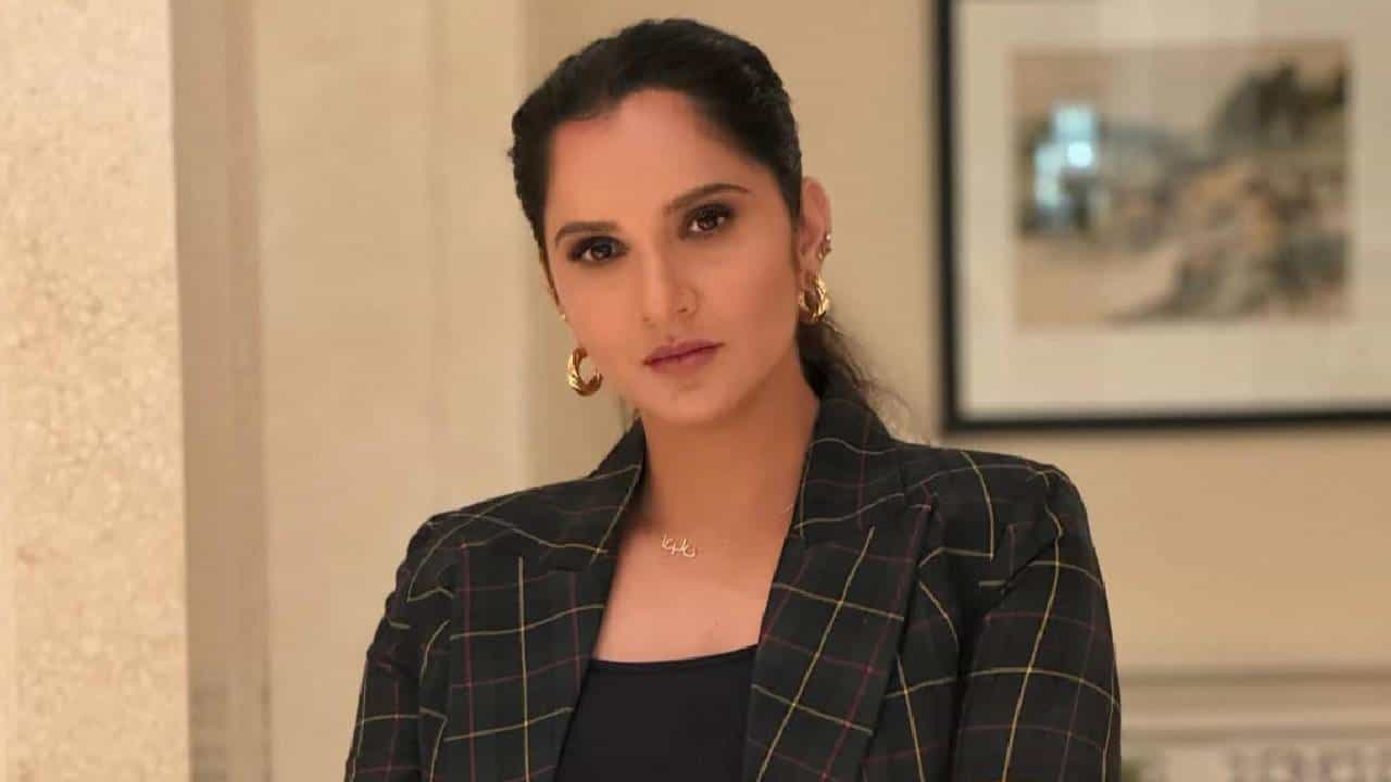 पाकिस्तानी क्रिकेटर शोएब मलिक याने तिसरे लग्न केल्याने सानिया मिर्झा ही चर्चेत आलीये. 2010 मध्ये सानिया मिर्झा हिने शोएब मलिक याच्यासोबत लग्न केले. आता तिसरे लग्न शोएब याने केले.