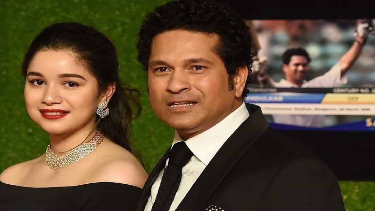 मास्टर ब्लास्टर सचिन तेंडुलकर यांची मुलगी सारा तेंडुलकर कायम कोणत्या न कोणत्या कारणामुळे चर्चेत असते. सोशल मीडियावर सारा हिच्या चाहत्यांची संख्या देखील फार मोठी आहे. सारा फक्त तिच्या लूक्समुळे नाही तर क्रिकेटपटू शुबमन गिल याच्यासोबत असलेल्या नात्यामुळे देखील चर्चेत असते.