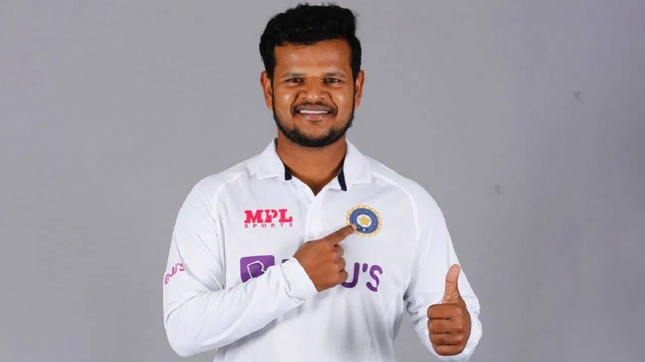 सौरभ कुमार: उत्तर प्रदेशचा सौरभ कुमार यापूर्वी टीम इंडियात होता. मात्र त्याला प्लेइंग इलेव्हनमध्ये संधी मिळाली नाही. आता पुन्हा एकदा डावखुऱ्या फिरकी-अष्टपैलू खेळाडूला भारतीय संघात संधी मिळाली आहे. सौरभने प्रथम श्रेणी क्रिकेटमध्ये 68 सामन्यात 2061 धावा केल्या आहेत. त्याने 290 विकेट्सही घेतल्या आहेत. त्यामुळे इंग्लंडविरुद्धच्या दुसऱ्या कसोटीत सौरभ कुमारला संधी मिळाल्यास आश्चर्य वाटायला नको.