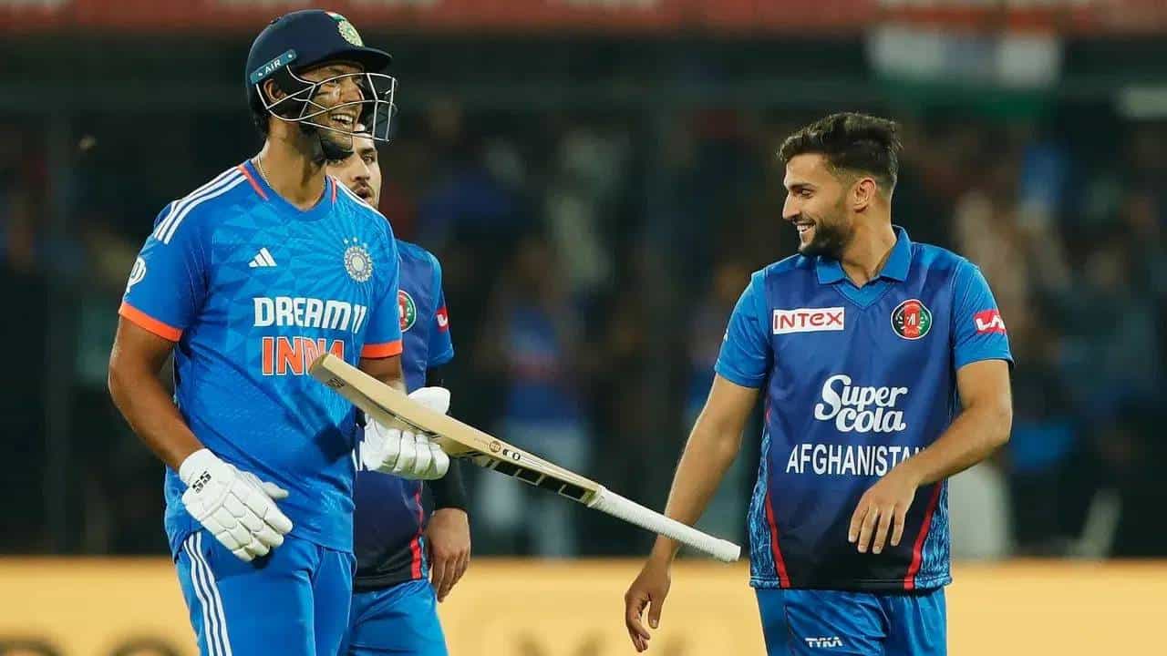 शिवम दुबेने अफगाणिस्तानविरुद्धच्या दुसऱ्या टी20 सामन्यात एक खास विक्रम नोंदवला आहे. टीम इंडियाचा माजी कर्णधार विराट कोहलीच्या या दुर्मिळ अशा विक्रमाची बरोबरी केली आहे. विशेष म्हणजे विराट कोहलीही यावेळी सामन्यात खेळत होता.