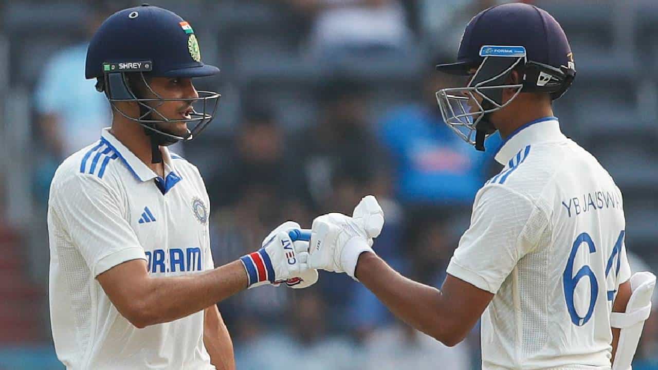 पहिल्या कसोटीच्या पहिल्या दिवसावर भारताची मजबूत पकड दिसली. इंग्लंडचा संपूर्ण संघ 246 धावांवर तंबूत परतला. तर भारताने 1 गडी गमवून 119 धावा केल्या. इंग्लंडकडे अजूनही 127 धावांची आघाडी आहे. तर यशस्वी जयस्वाल नाबाद 76 आणि शुबमन गिल नाबाद 14 धावांवर खेळत आहे.