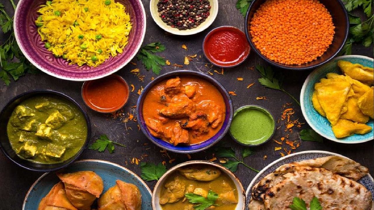 आपल्या आरोग्यासाठी मसालेदार पदार्थ खाणे फायदेशीर आहेत. यामुळे अनेक फायदे हे आपल्याला शरीराला होण्यास मदत होते.