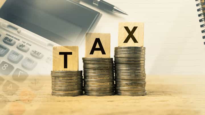 Budget 2024 | 12 लाख पगार असेल तर भरू नका इन्कम टॅक्स, या फॉर्म्युल्याने वाचतील पैसे Budget 2024 | 12 लाख पगार असेल तर भरू नका इन्कम टॅक्स, या फॉर्म्युल्याने वाचतील पैसे