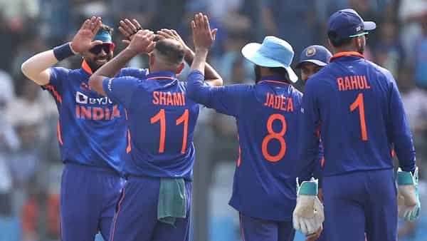 नववर्षात टीम इंडियाला पहिला कसोटी सामना दक्षिण अफ्रिकेविरुद्ध खेळणार आहे. त्यानंतर टीम इंडियाचा आणि खेळाडूंचं बिझी शेड्युल आहे. आयपीएलनंतर लगेचच खेळाडू टी20 वर्ल्डकपसाठी सज्ज होतील. पण टीम इंडियाला एका दिव्यातून जावं लागणार आहे. तसेच काही गोष्टी रुळावर आणणं गरजेचं आहे.